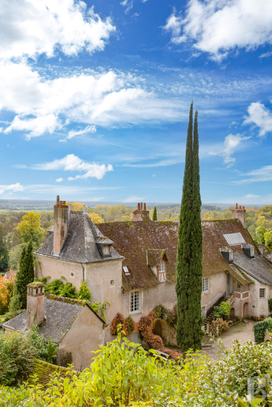 En Indre-et-Loire, sur les hauteurs d’un village, près d’Amboise, un château et son hameau en bordure de forêt - photo  n°2